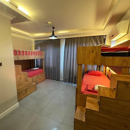 Hostel Lola Backpackers *