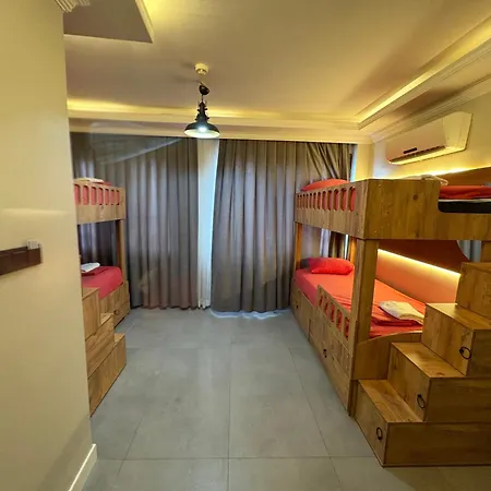 Lola Backpackers Hostel *
