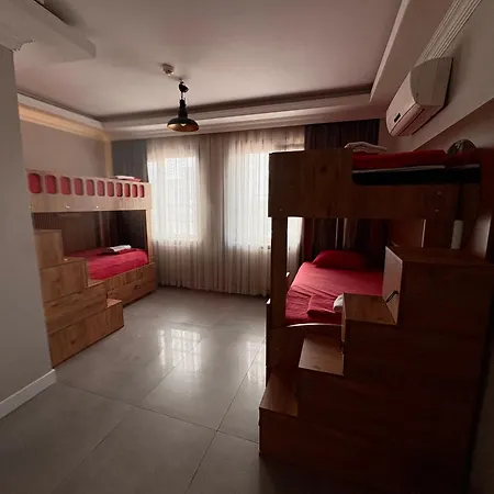 Lola Backpackers