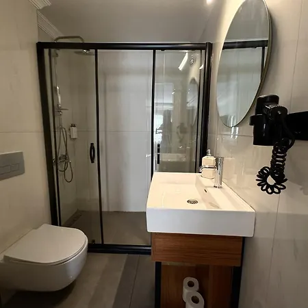 Lola Backpackers Hostel *