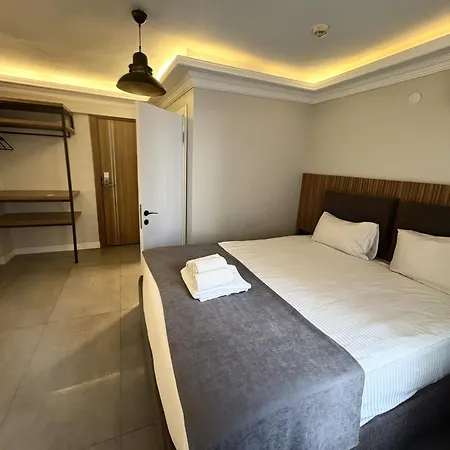 Lola Backpackers