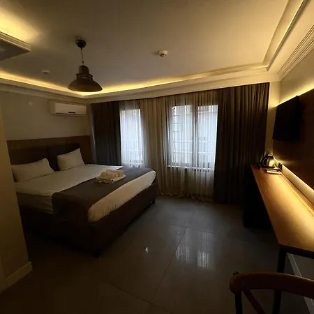 Lola Backpackers