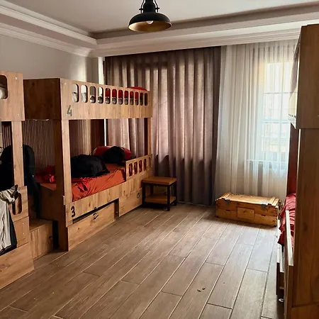 Lola Backpackers Hostel *